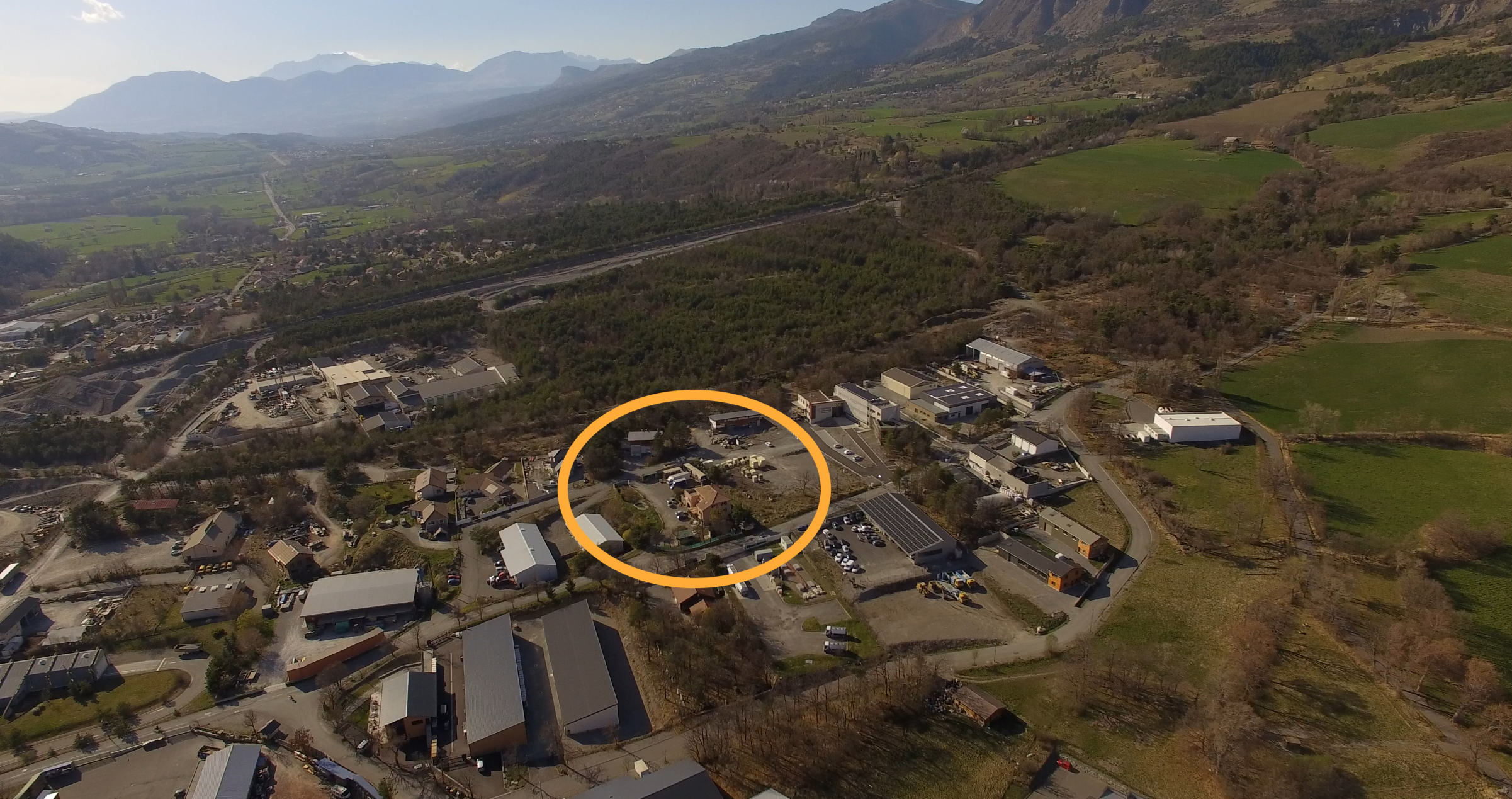 Vue aérienne drone du bâtiment bureaux-chorges.fr à Chorges, Hautes-Alpes